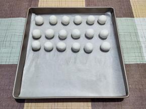 将糯米粉团平均分成18份，制作过程中要记得用保鲜膜或拧干的湿毛巾 盖上保湿，防止风干开裂。