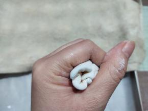 将面皮边缘小心捏合，可以象做包子一样捏（不需要好看的褶子），也可以用虎口直接聚拢，像包蛋黄酥，然后收紧封口。多出来的尖尖可以掐下来。