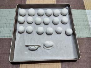 汤圆包好，轻轻搓圆。滚一层薄薄的干粉。包汤圆时掐下的尖尖可以重新揉合成团，再包。