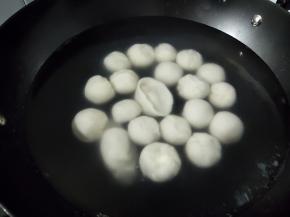 烧一锅水，水开后，将汤圆一个个下到水中，要用锅铲轻轻推一下，防止汤圆沉底粘在锅上。然后盖上中火煮 至再次沸腾。