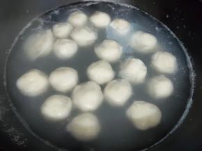 水再次烧开后，开盖，煮到汤圆全部浮起，再煮两三分钟就可以了。