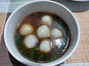 将汤圆捞入汤中，稍微搅拌一下就可以吃了。酸辣咸鲜，注意糯米制品一次不要吃太多，不容易消化。