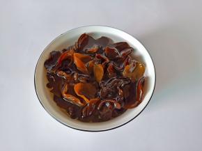 黑木耳加白糖清水浸泡【加了白糖，可以加速木耳泡发】