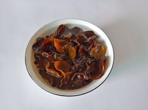 黑木耳加白糖清水浸泡【加了白糖，可以加速木耳泡发】