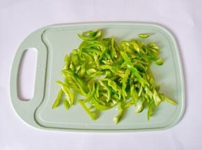 青椒对半切开，去籽切成丝。