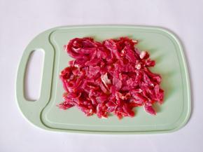 牛肉横着切成细丝。