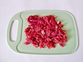 牛肉横着切成细丝。