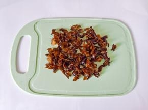 泡发好的木耳加一点面粉，加了面粉可以去除附着在木耳表面的杂质，再把木耳切成细丝。