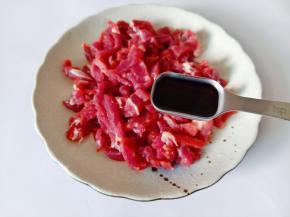 牛肉丝里面加生抽一勺蚝油一勺。