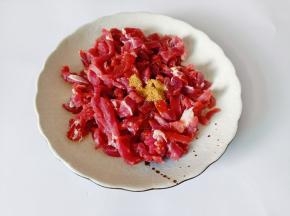 加上十三香拌匀，最后淋上少许食用油锁住水分腌制15分钟。