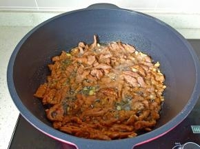 放部牛肉丝翻炒至变色。