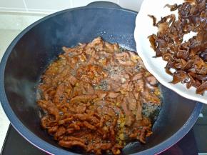 加入切好的木耳丝。