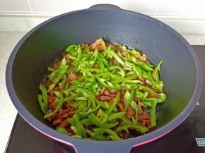 再加入青椒丝开大火翻炒均匀。
