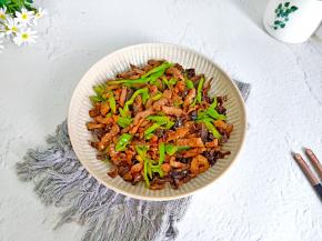 香辣开胃的木耳青椒炒肉丝就做好了。