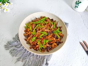 香辣开胃的木耳青椒炒肉丝就做好了。