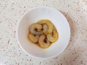 虾仁洗干净，加入1小勺轻盐酱油搅拌均匀。腌制8分钟。