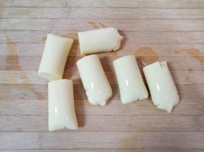 玉子豆腐从包装袋中间切开，挤出玉子豆腐。