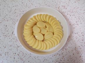 取一个深一点的盘子，将玉子豆腐码在盘子里，两头和切碎的玉子豆腐堆放在盘子中间，如图。 