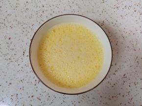 按1:1的比例加入纯净水，搅打均匀。 