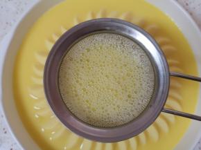 用网筛将蛋液过滤一下。 