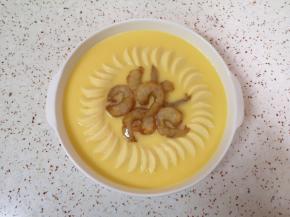 将腌过的虾仁摆在中间。 