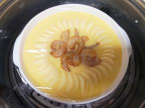 盖上保鲜膜放入蒸锅，大火蒸十分钟关火。 