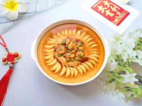 出锅加入2勺轻盐酱油，撒上葱花完成。 