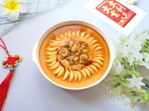 出锅加入2勺轻盐酱油，撒上葱花完成。 