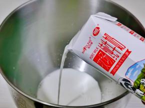 首先将牛奶倒入厨师机桶中。