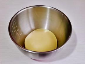 取出揉圆放入器具中。