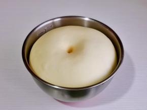 面团发酵至原来的2倍大，手指摁一下不回缩，不反弹即为发酵完成。