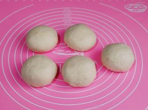 分成等份的小面团，盖上保鲜膜醒发10分钟。