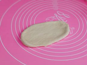 取一块醒好的面团擀开。