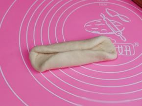 上下对折，如图所示。