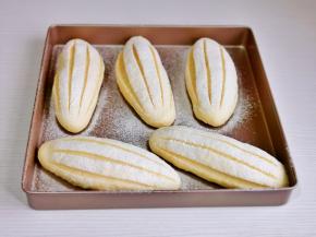 用锋利的刀片割包。