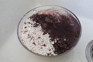 干净加入240克的水。还有莲子一起泡3-6小时，红枣也洗干净备用。