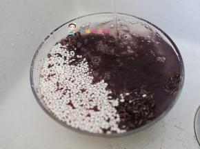 干净加入240克的水。还有莲子一起泡3-6小时，红枣也洗干净备用。