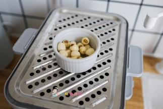 把米饭跟莲子全部放到蒸锅里面。