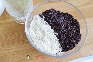 白糯米跟紫米1:1，每个各100克。