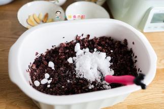 米饭蒸好后，趁热拿出来放入猪油或者椰子油，再加入白砂糖拌匀。