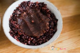 一层米饭，一层豆沙馅，直到弄满压实。