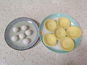 蛋挞皮和汤圆从冰箱里取出解冻。