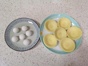 蛋挞皮和汤圆从冰箱里取出解冻。