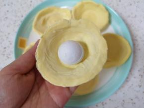 放入一个汤圆（汤圆的馅料根据自己的口味选择）。