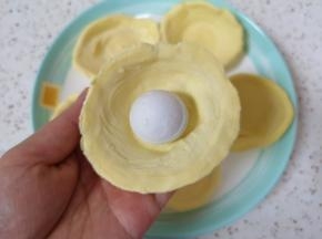 放入一个汤圆（汤圆的馅料根据自己的口味选择）。