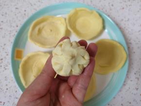 像包包子一样包起来，收口捏紧。