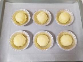 烤盘里铺上油纸，放上包好的汤圆。