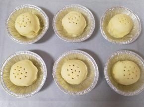 用牙签扎上小孔（一定要扎透），防止烤制的过程中炸开。
