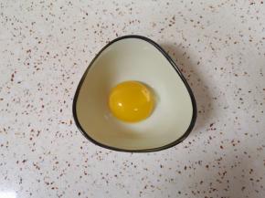 准备好一个鸡蛋黄，用筷子搅散。