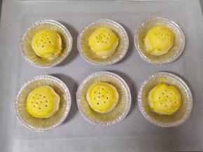 给包好的汤圆上面刷上一层蛋黄液。